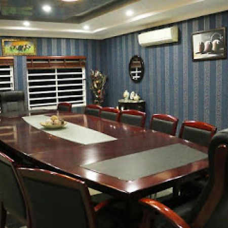 Room In Lodge - All Seasons Hotel-오웨리 외부 사진