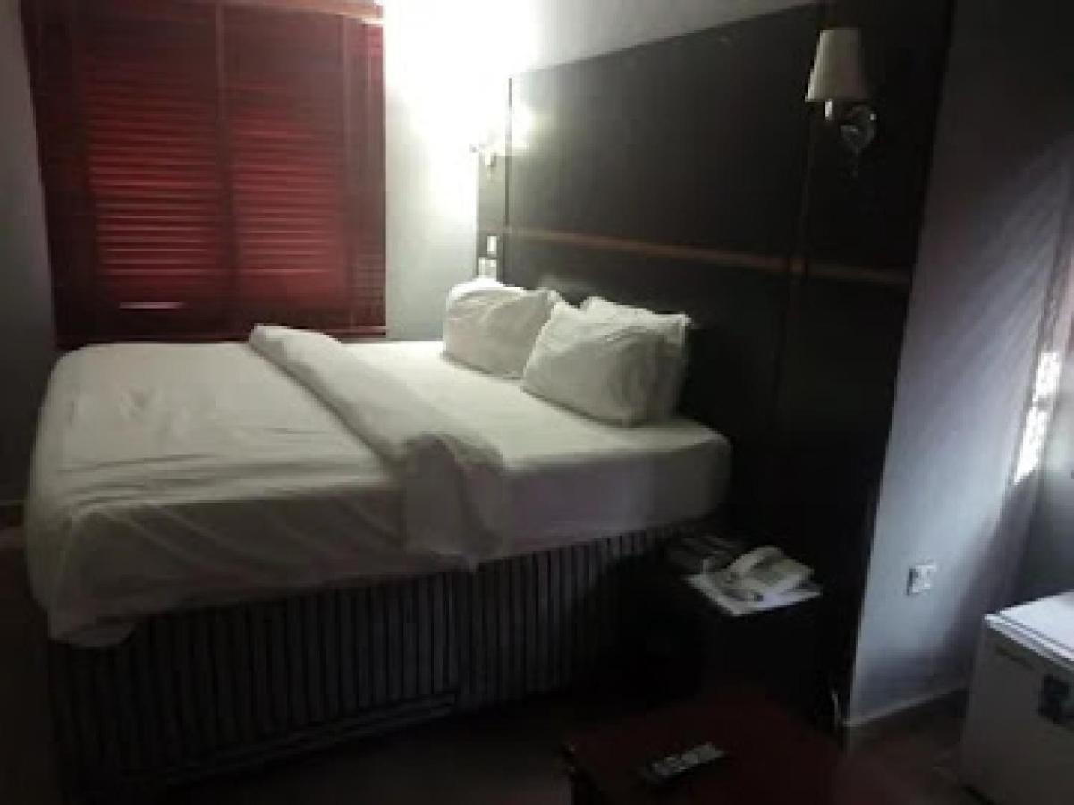 Room In Lodge - All Seasons Hotel-오웨리 외부 사진